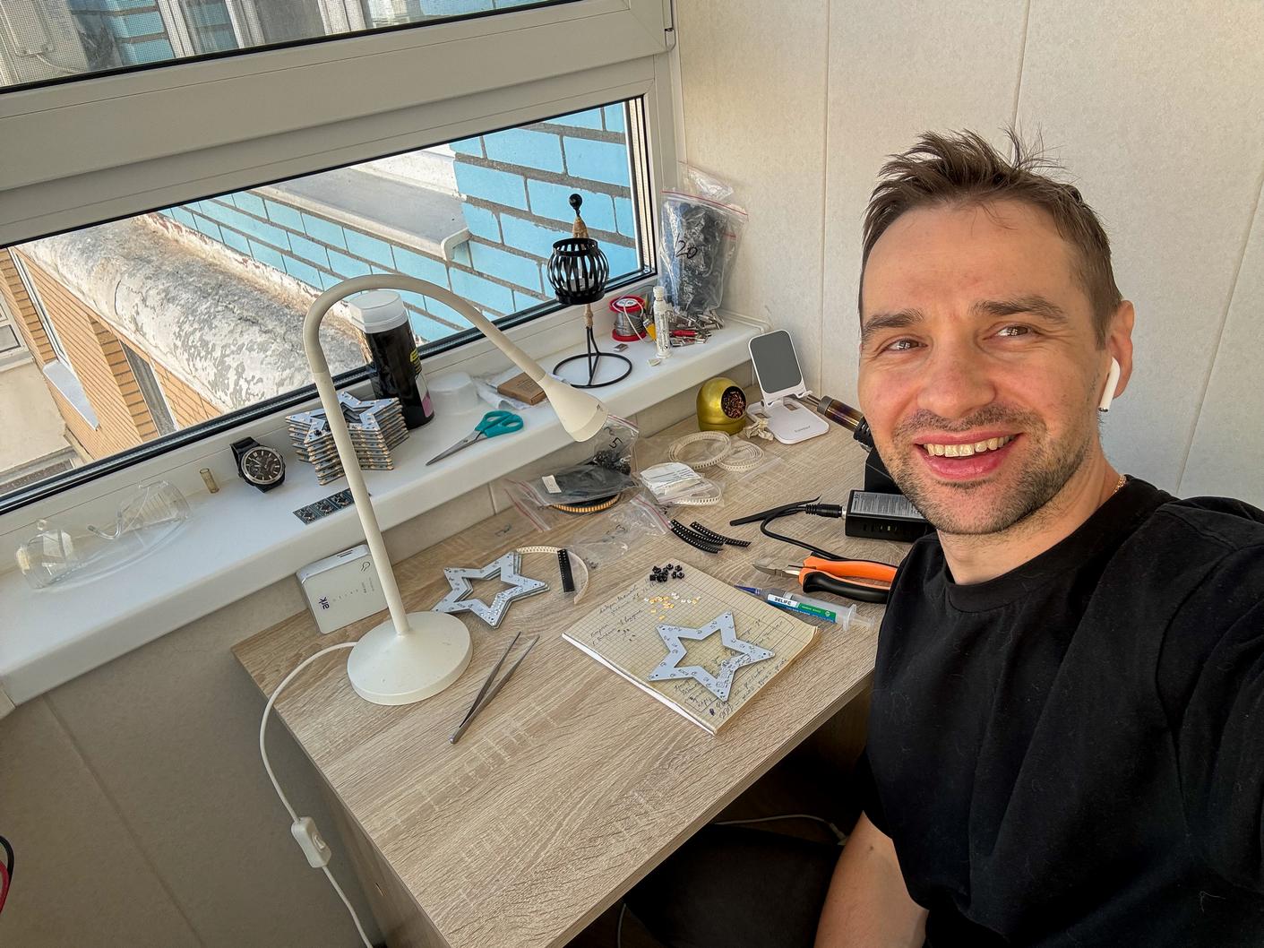 Процесс сборки электронной начинки новогодних светильников на вершину ёлки