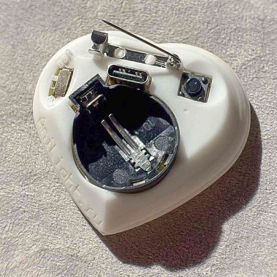 Носимый значок сердце. Питание - батарея/USB